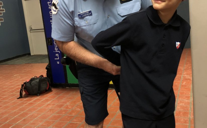 Des policiers loufoques au Collège Français