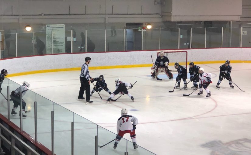 Notre équipe de hockey benjamin D1 gagne 5-2 sous le regard attentif de nos juvéniles D1